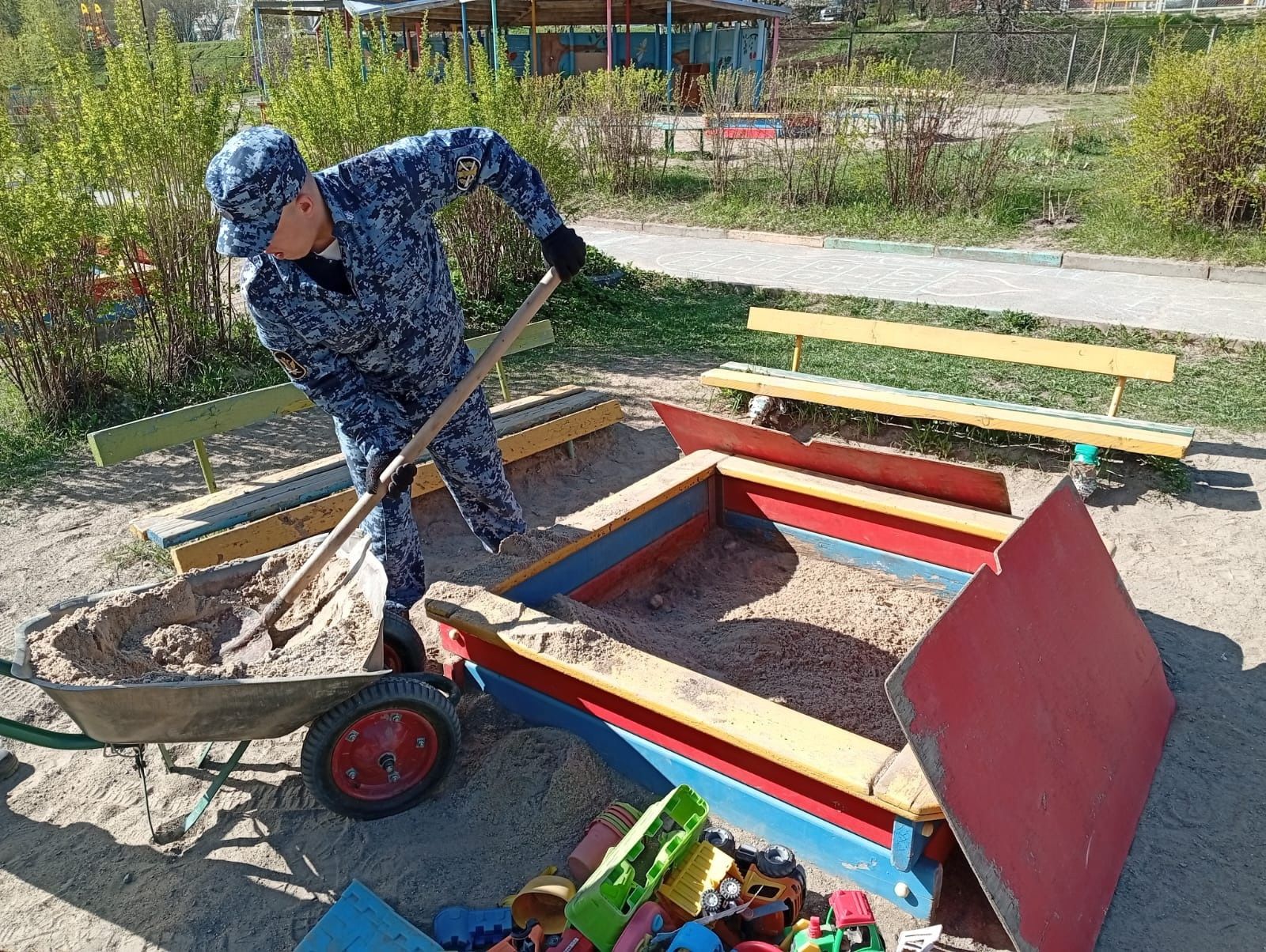 Офицеры УФСИН благоустроили площадку в детском саду в Петрозаводске