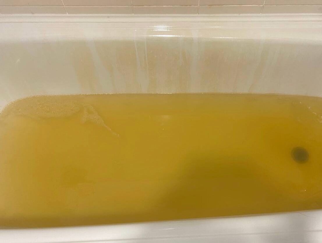 Жители поселка в Карелии пожаловались на желтую воду