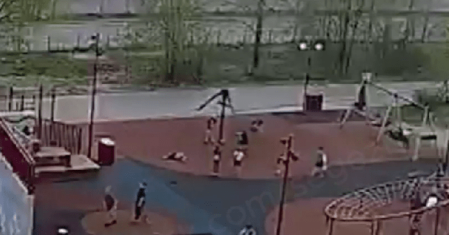 Карусель ударила ребенка по голове на детской площадке в Карелии