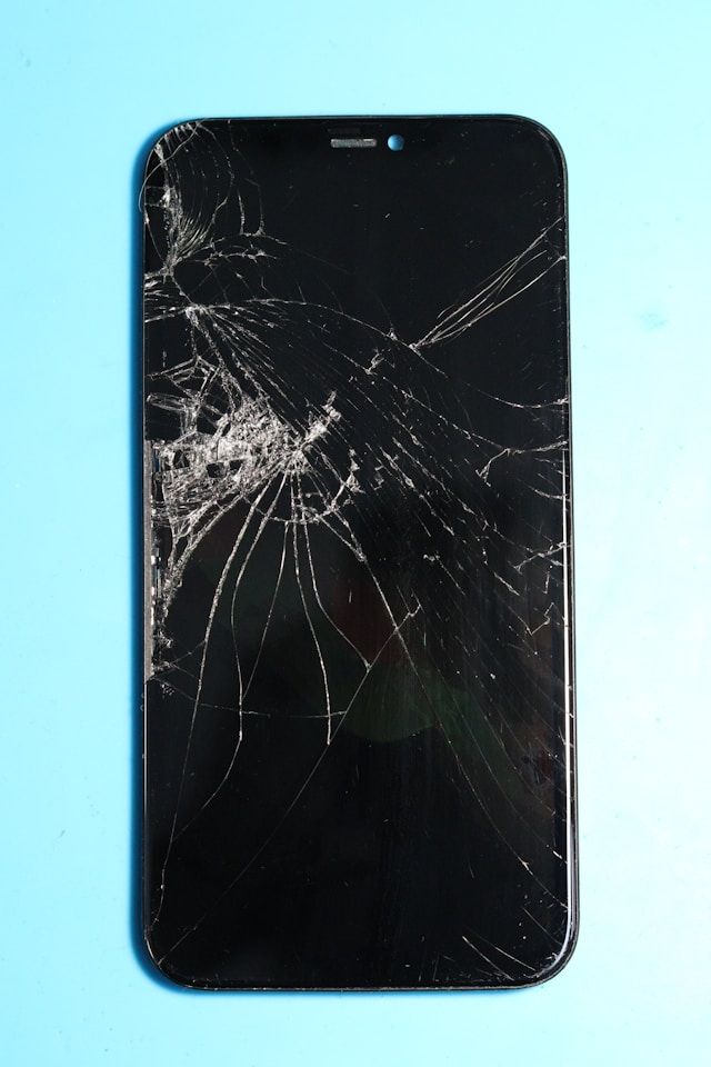 Молодой житель Карелии разбил телефон отчима: техника — в хлам, обидчик — жаловаться, агрессор — под следствие