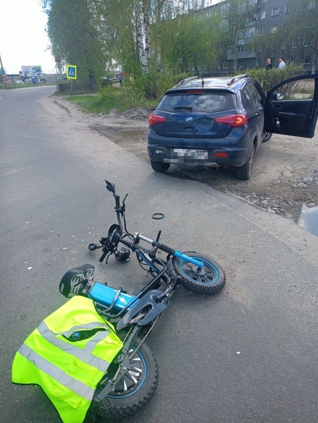 «Минако» влетел в «Лифан»: водитель электровелосипеда спровоцировал ДТП в Сегеже