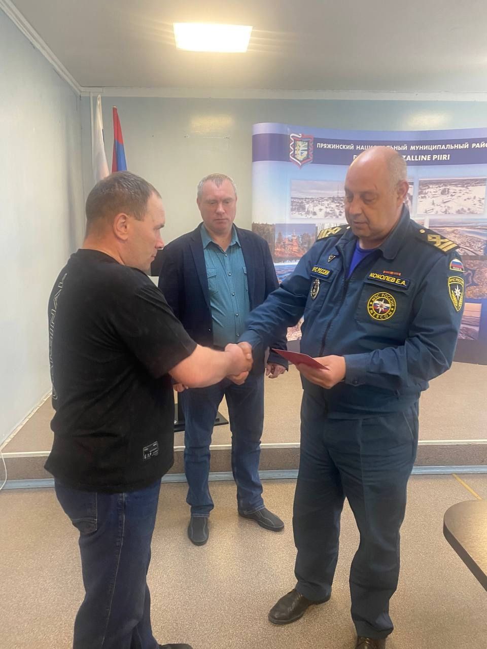 Водителю скорой вручили медаль за спасение тонувшего мужчины в одном из районов Карелии