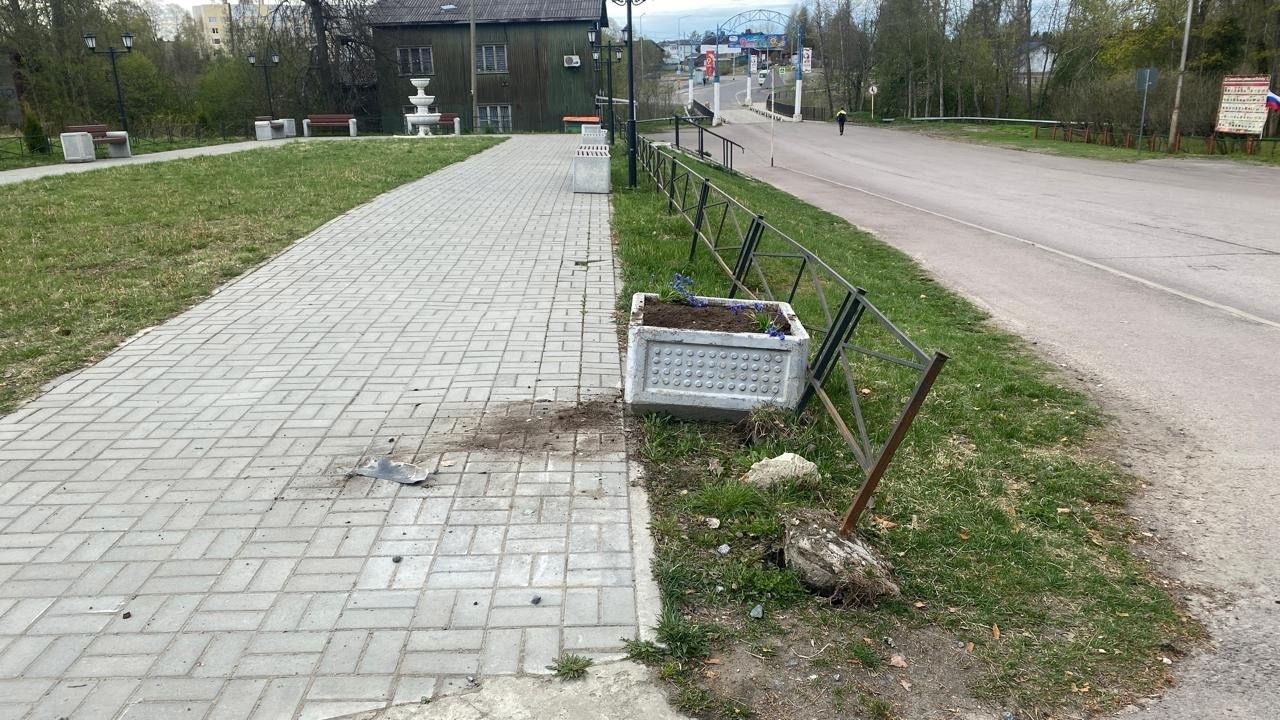 Сквер на юге Карелии пострадал от действий нарушителей