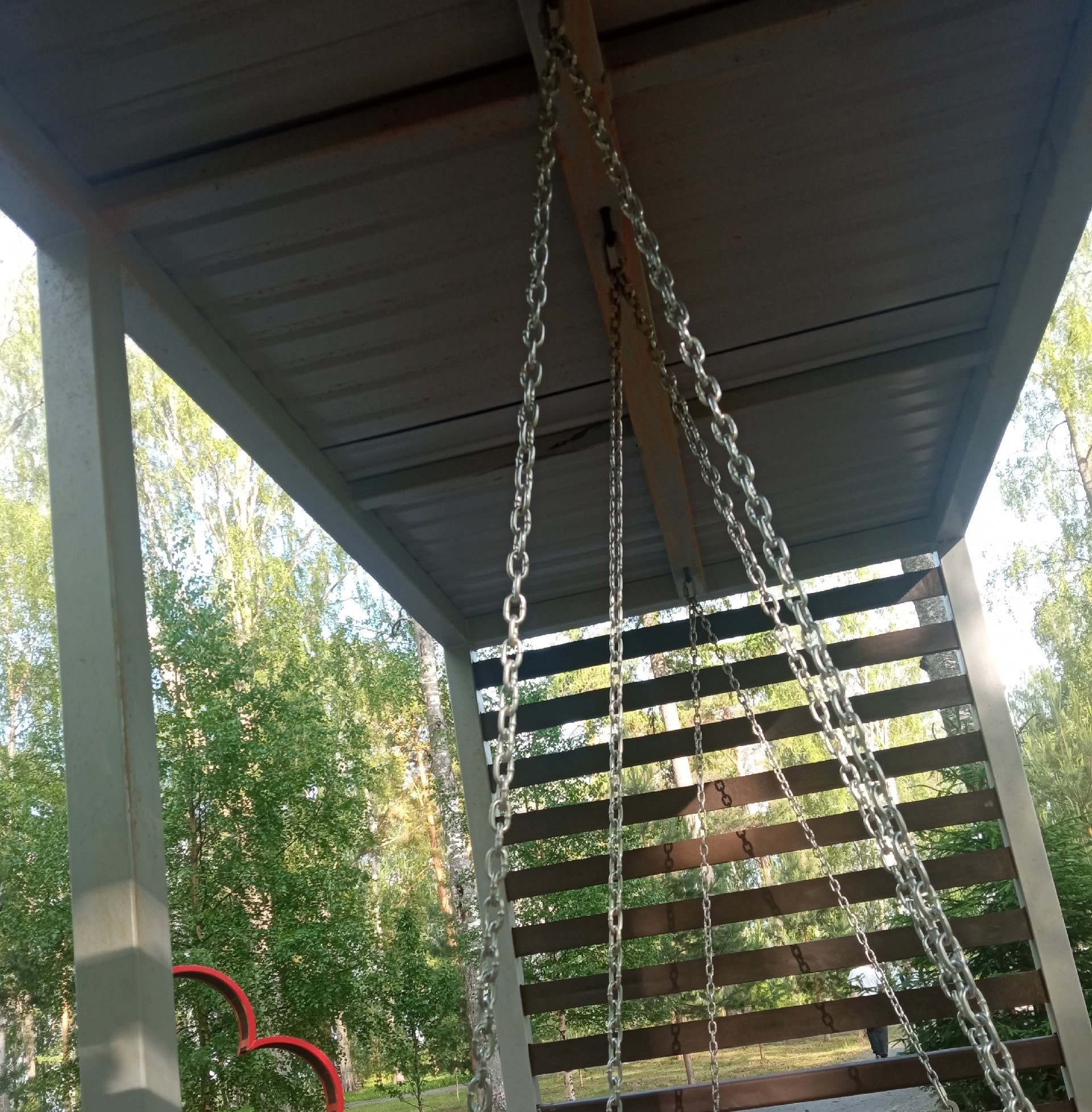 Новые качели в Пудоже уже износились