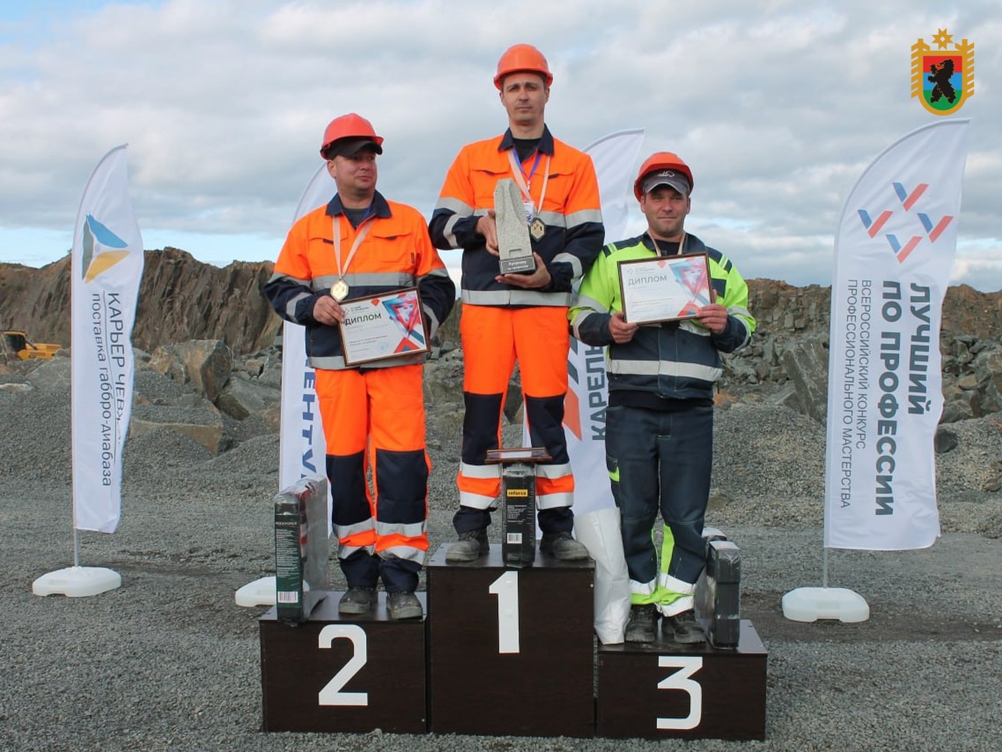 Каменный «зуб» стал переходящим трофеем для экскаваторщиков (Фото)