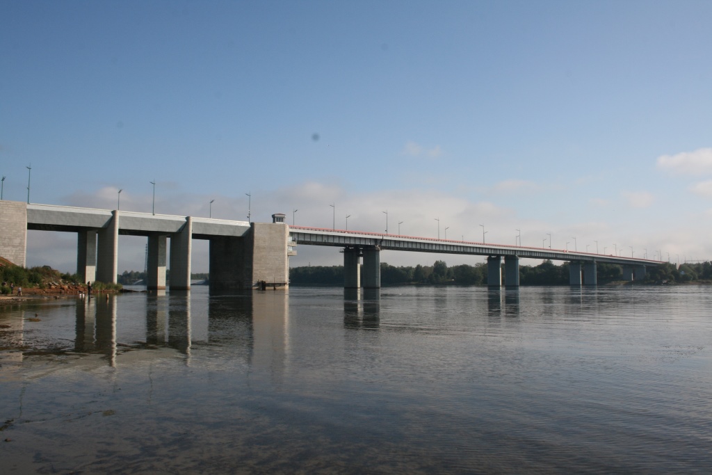 Одна полоса перекрыта: на Ладожском мосту до 4 июля ограничена пропускная способность