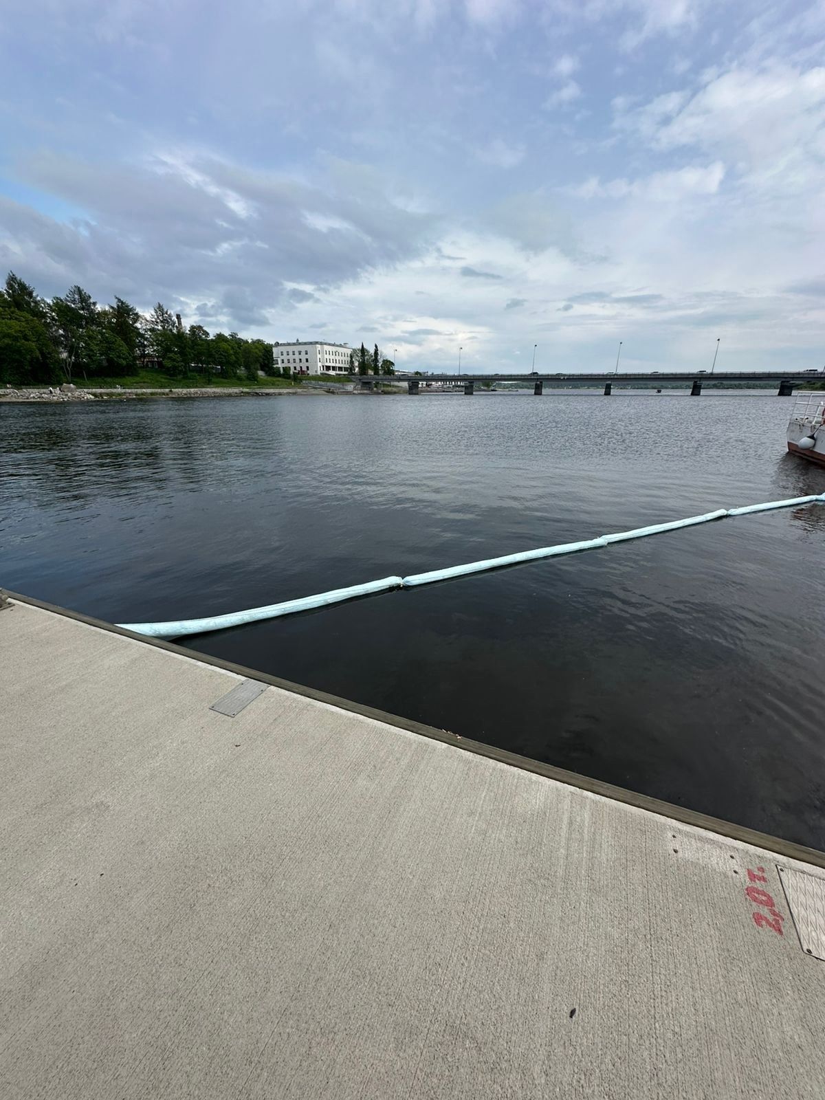 Стало известно, почему залив в Сортавале стал бензиновым