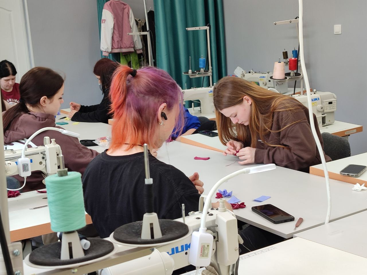 Студенты Костомукшского политехнического колледжа ознакомились с профессией «швея» на фабрике «Арктика»