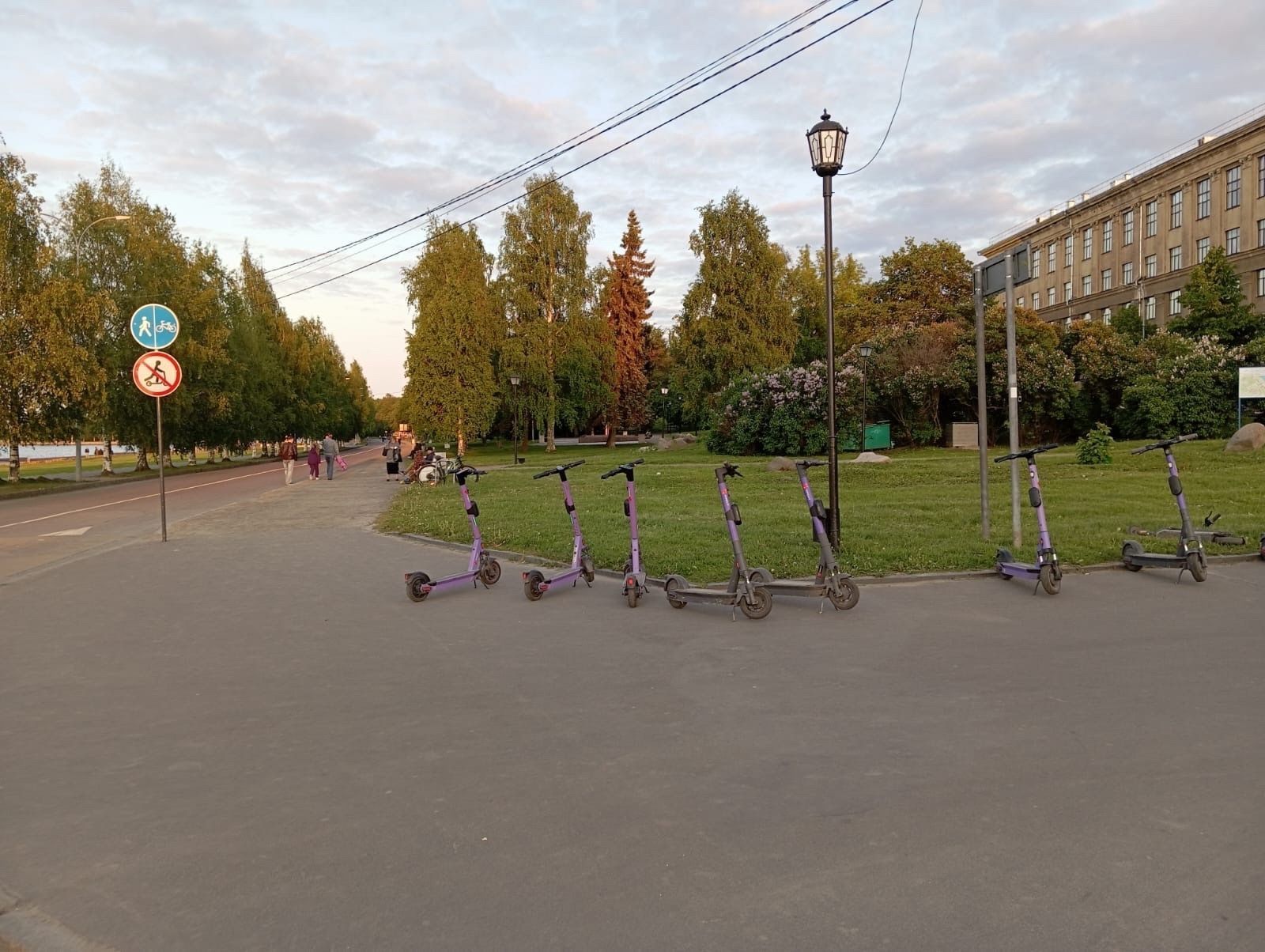 «Город абсурда!»: прокат самокатов организовали там, где запретили на них кататься в Петрозаводске
