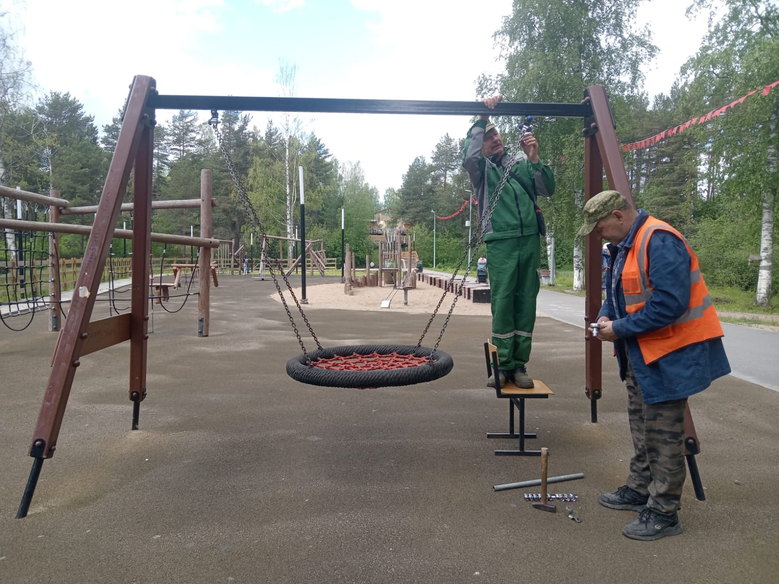 Вандалы разнесли детскую площадку в Медвежьегорске