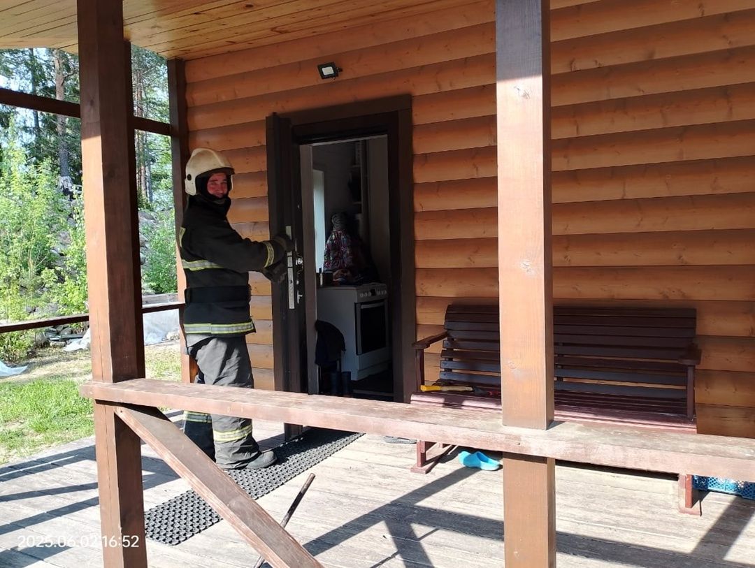 Пожарные помогли открыть дверь в одном из поселков Карелии