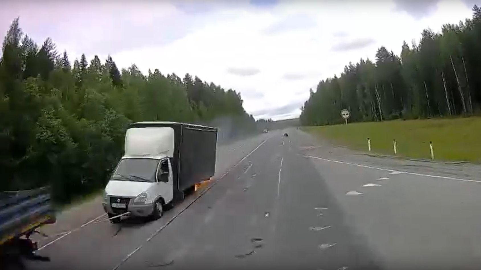 «Призрачный гонщик» без колеса и в россыпи искр летел на буксире по трассе в Карелии