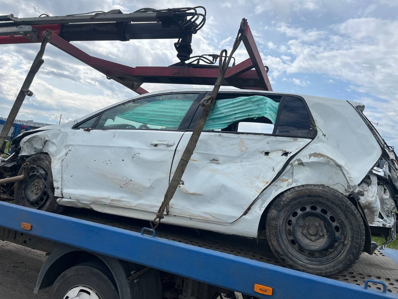 Пьяный водитель ни свет ни заря перевернул иномарку и едва не угробил себя и приятеля в Прионежском районе Карелии