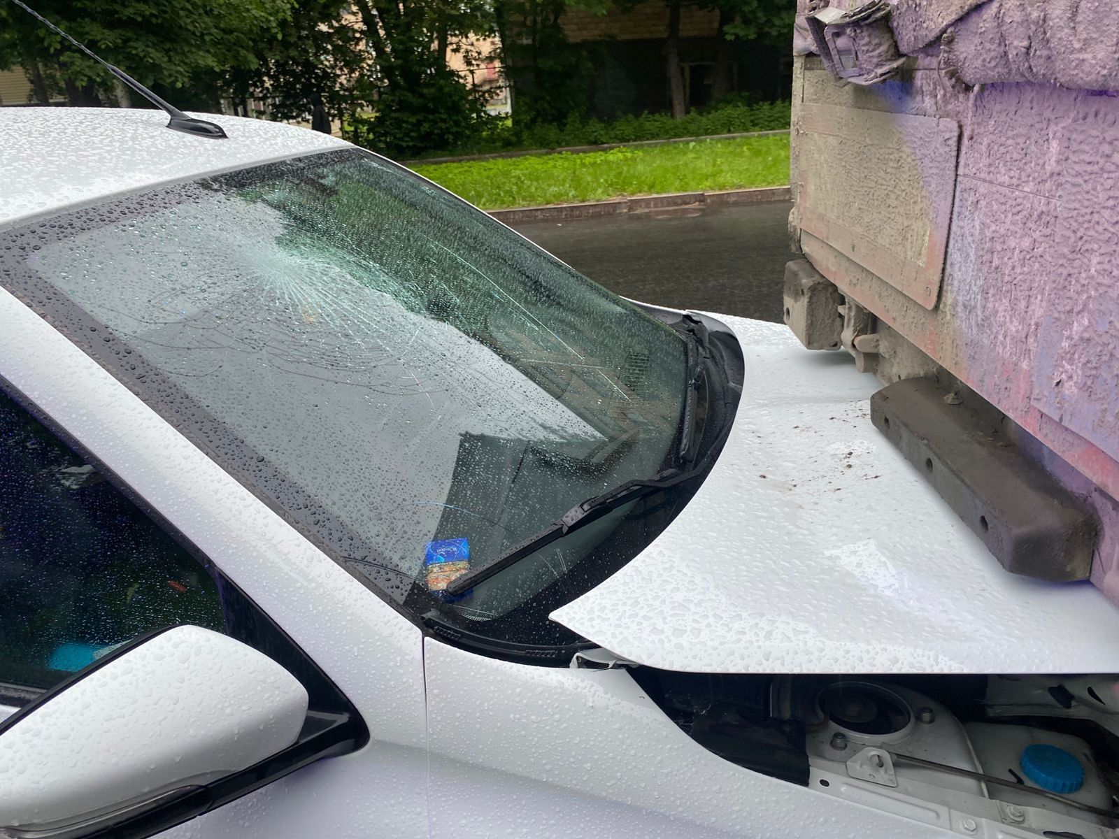 Потерявший бдительность молодой водитель влетел на легковушке под грузовик в центре Петрозаводска — у пассажира травмы