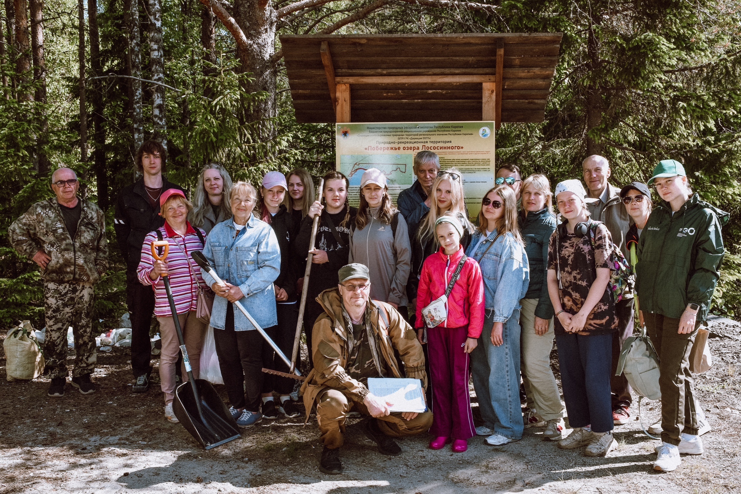 Волонтеры очистили берег Лососинного озера от мусора (Фото)