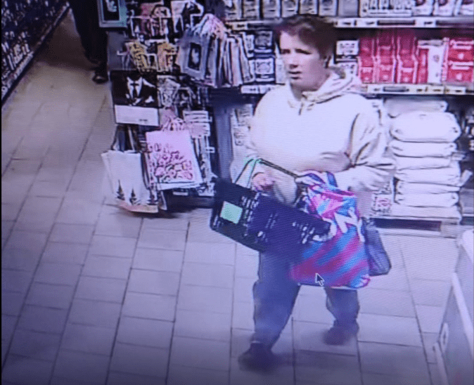 Полиция разыскивает женщину, подозреваемую в краже из магазина Петрозаводска