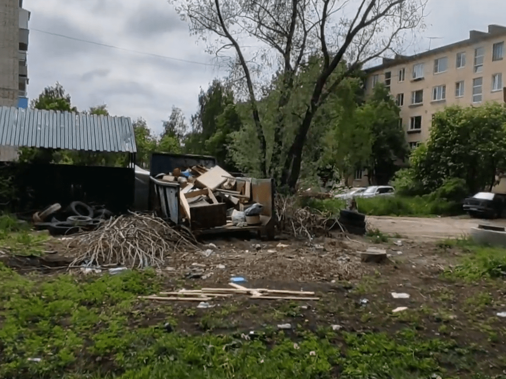 Дети строят из мусора домики у поликлиники в Сегеже