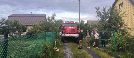 Пожарные всю ночь тушили дом в Прионежье