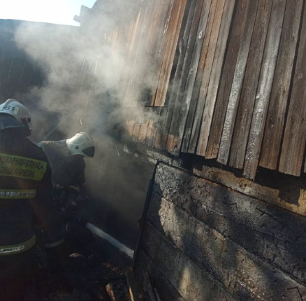 Двухэтажные сараи сгорели в вечернем пожаре