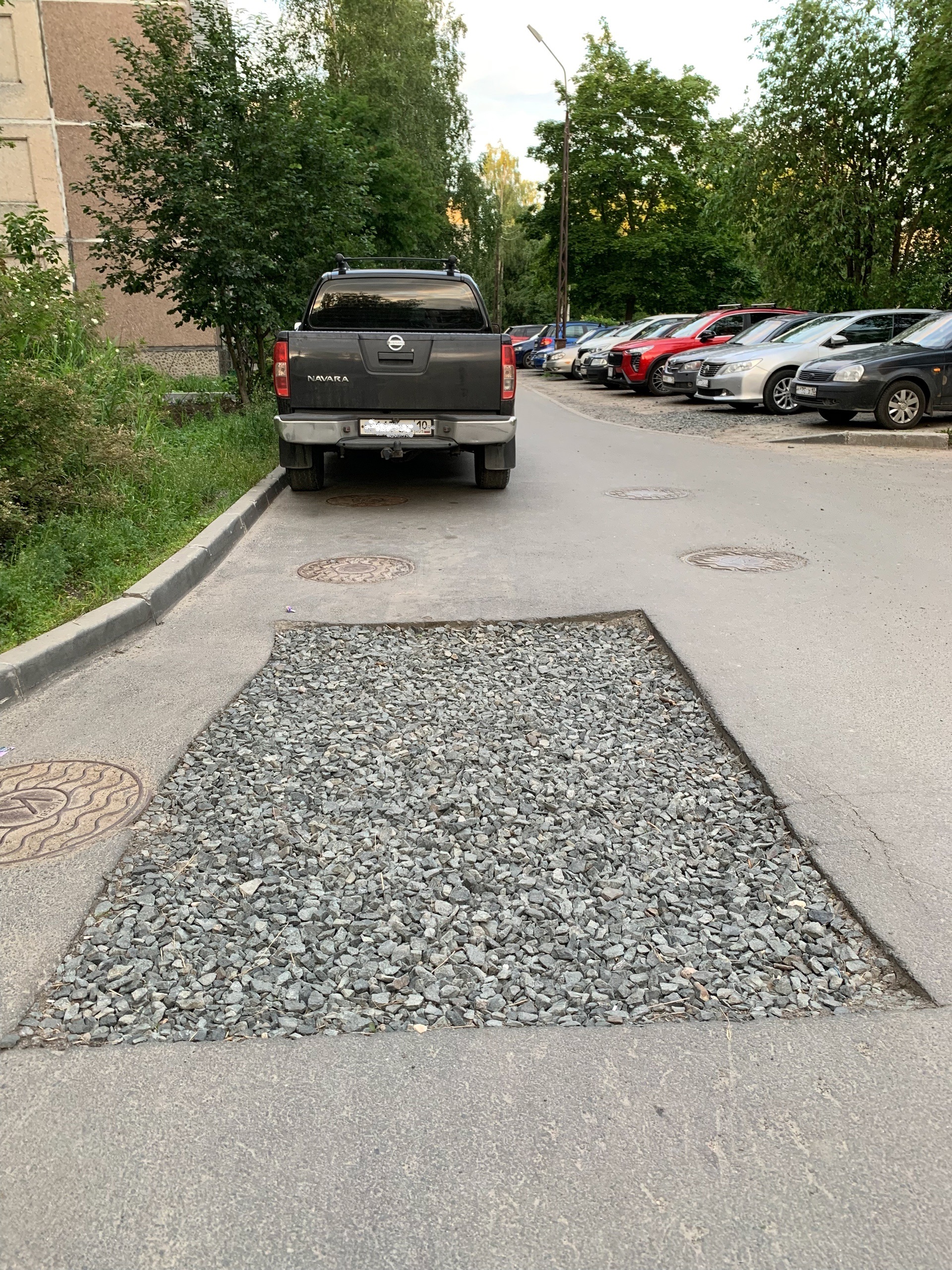 Асфальт забыли залатать с прошлого года в густонаселенном районе Петрозаводска