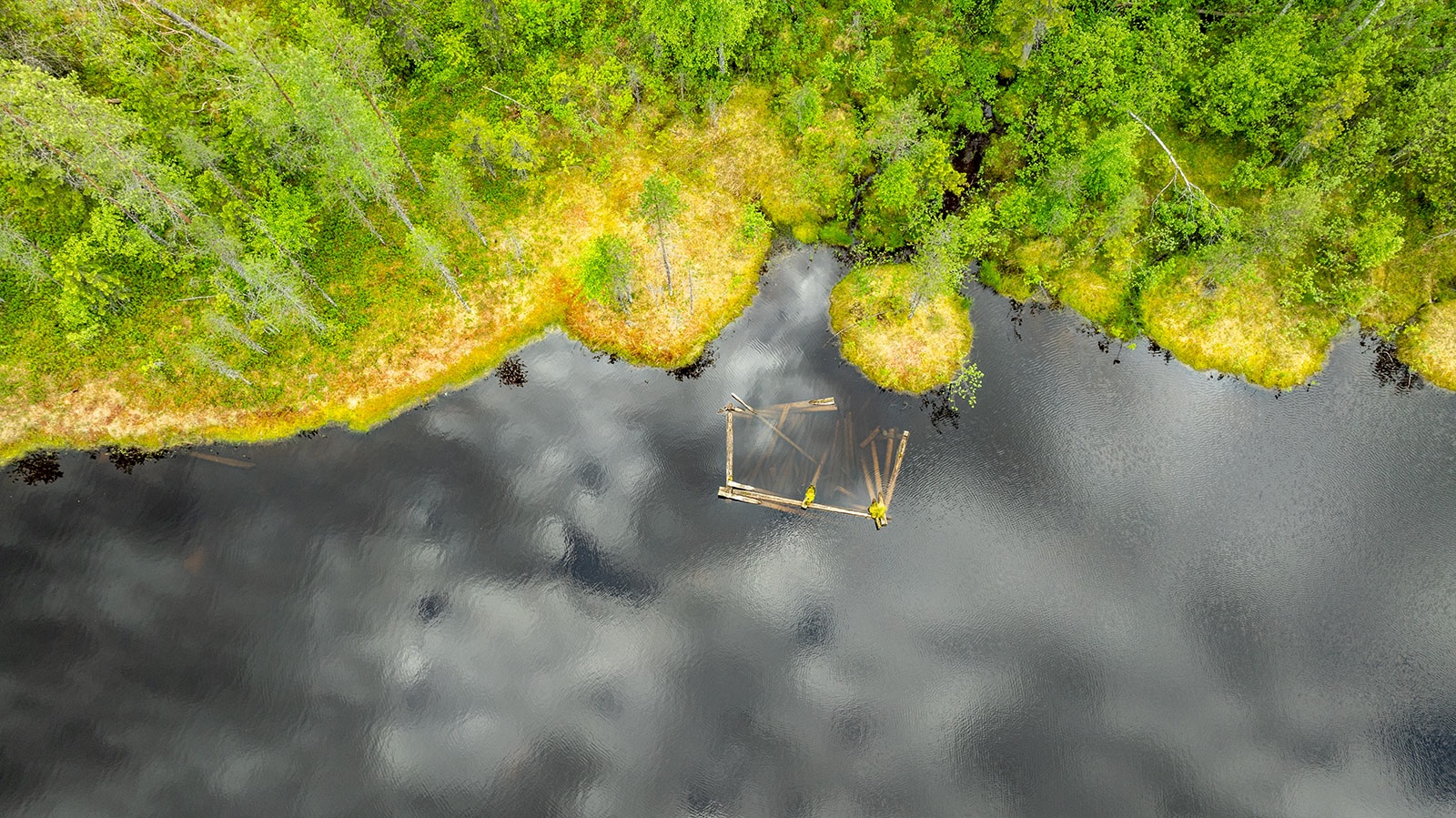 На дне озера в Карелии обнаружили бревенчатый дом