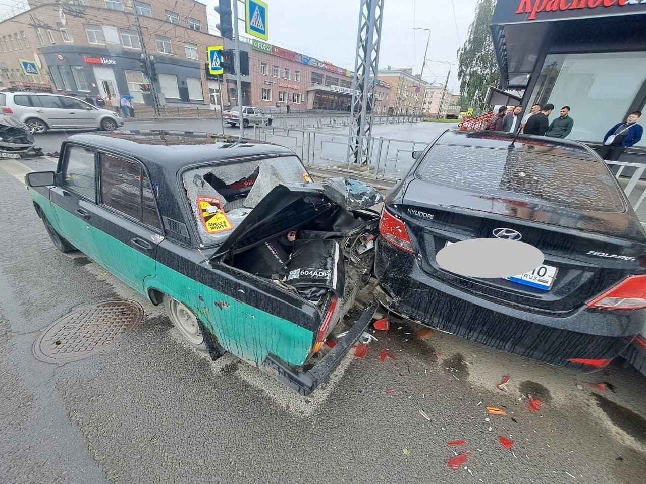 Дорожная полиция разбирается в обстоятельствах страшной аварии в центре Петрозаводска, где автомобиль снес женщину