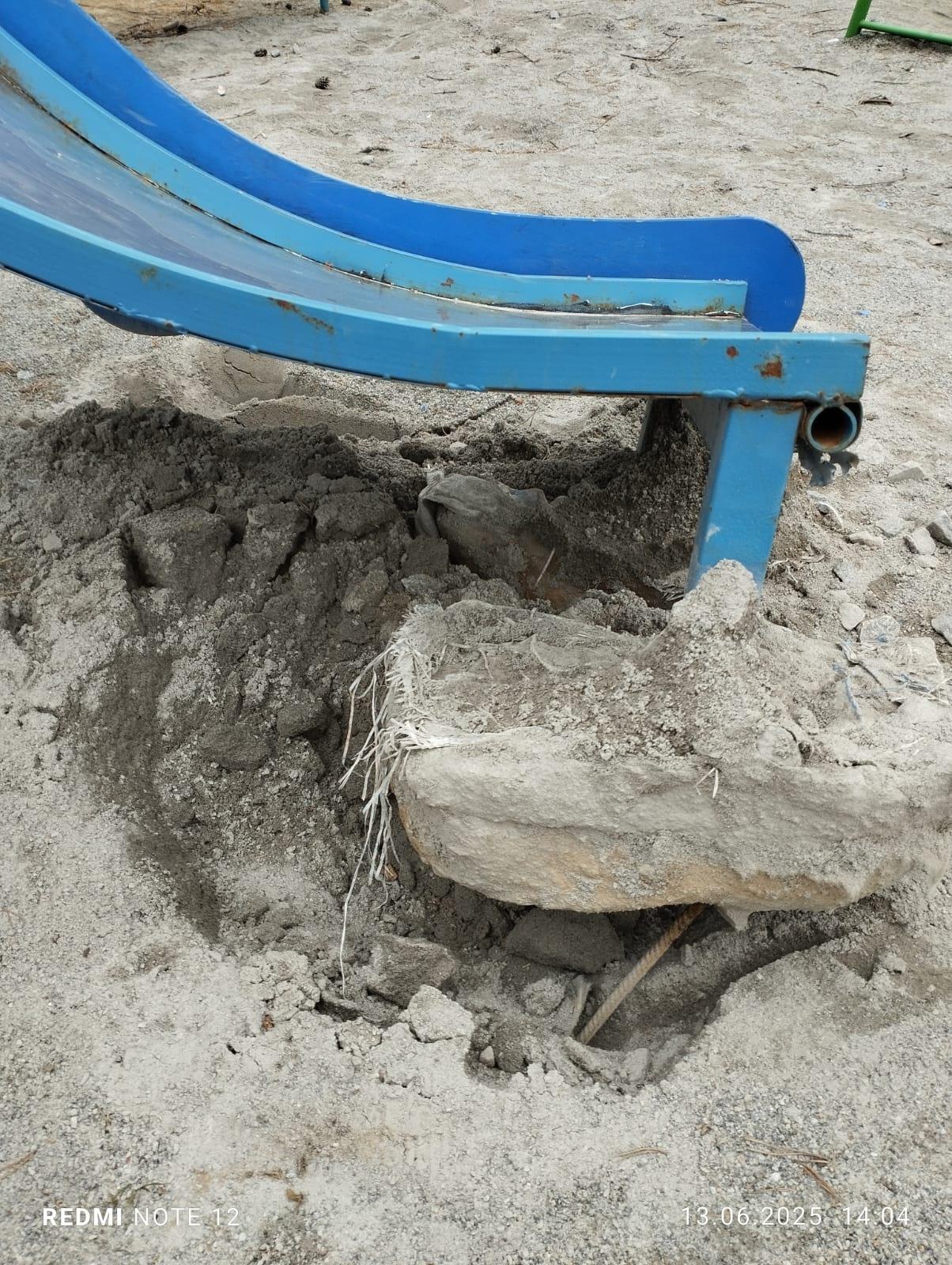 Детская площадка стала жертвой ночных гонок (Фото)