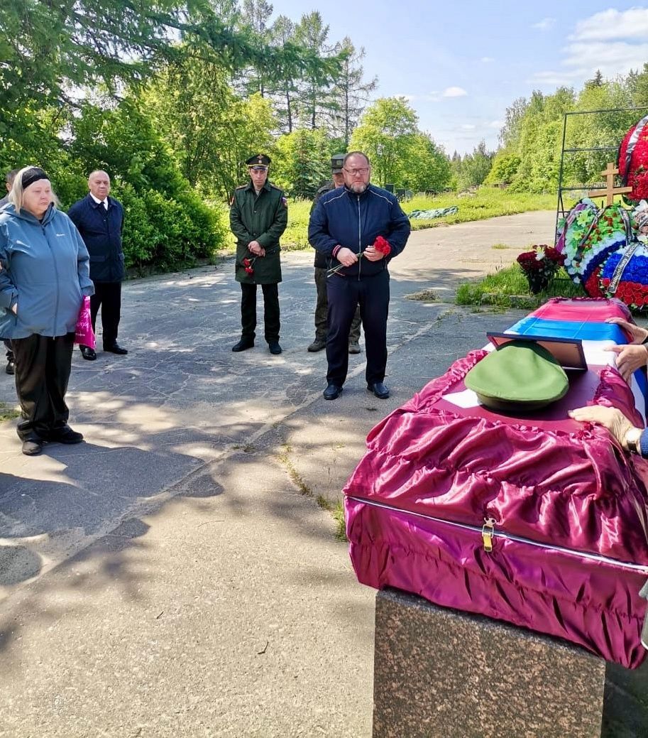 С погибшим на СВО земляком простились в Карелии