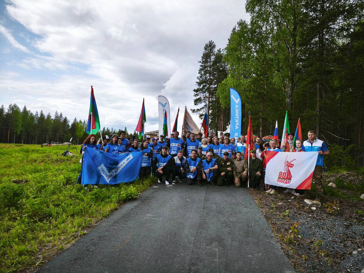 В День России волонтеры проекта «Чистая Арктика» благоустроили братскую могилу советских солдат в Карелии