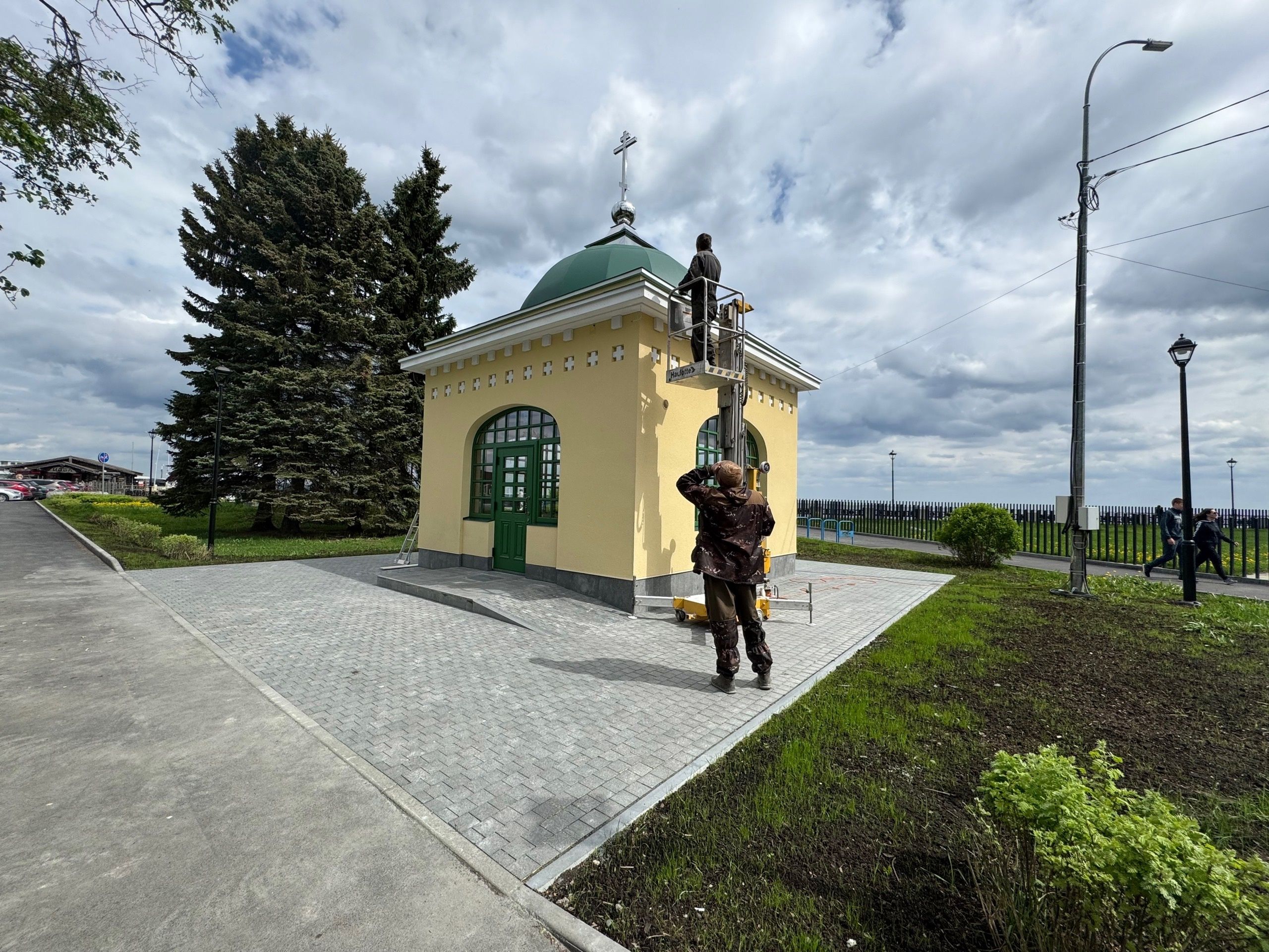 Последние штрихи: освещение провели в новой часовне на набережной Петрозаводска