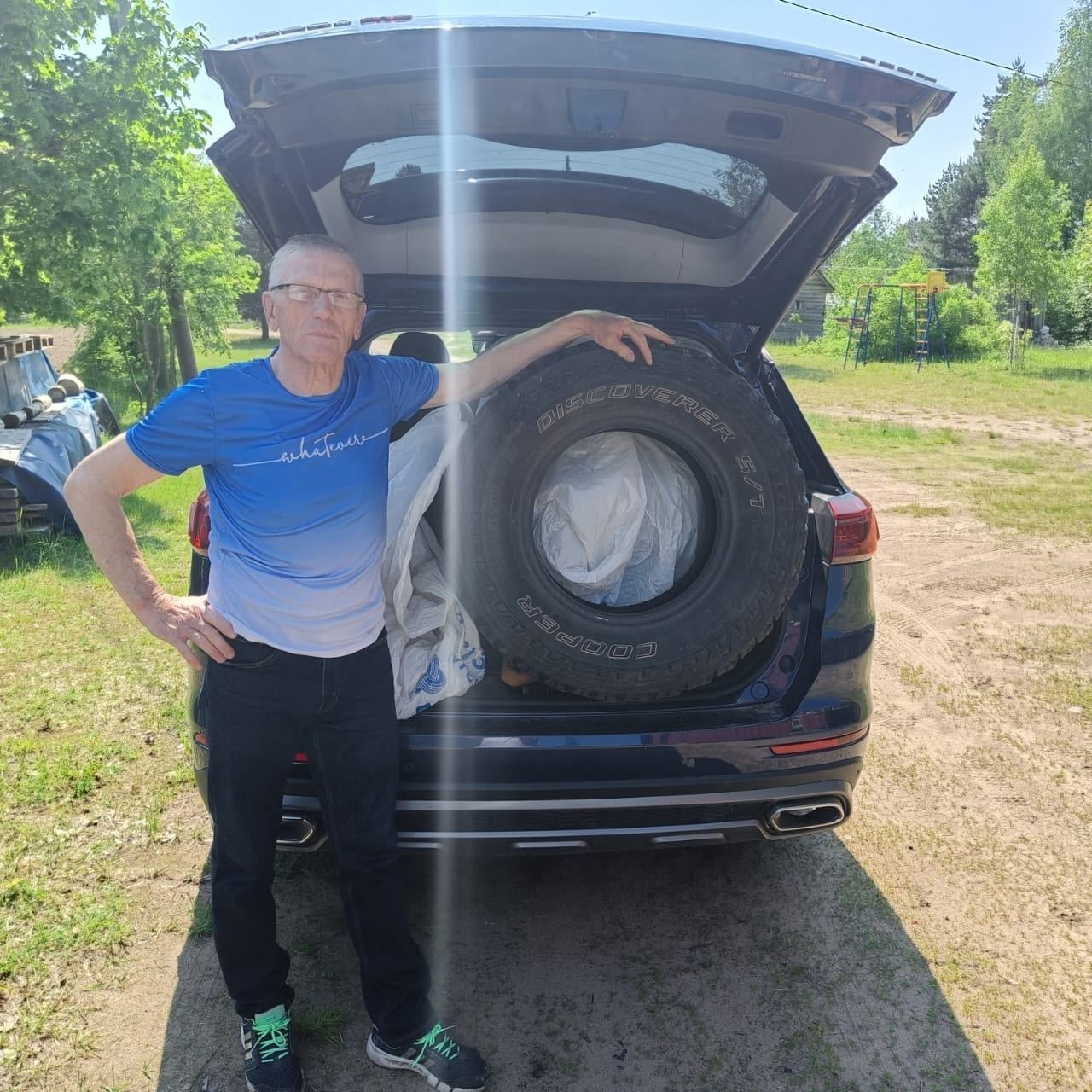 Житель Олонецкого района передал для десантников в зону СВО грязевую резину