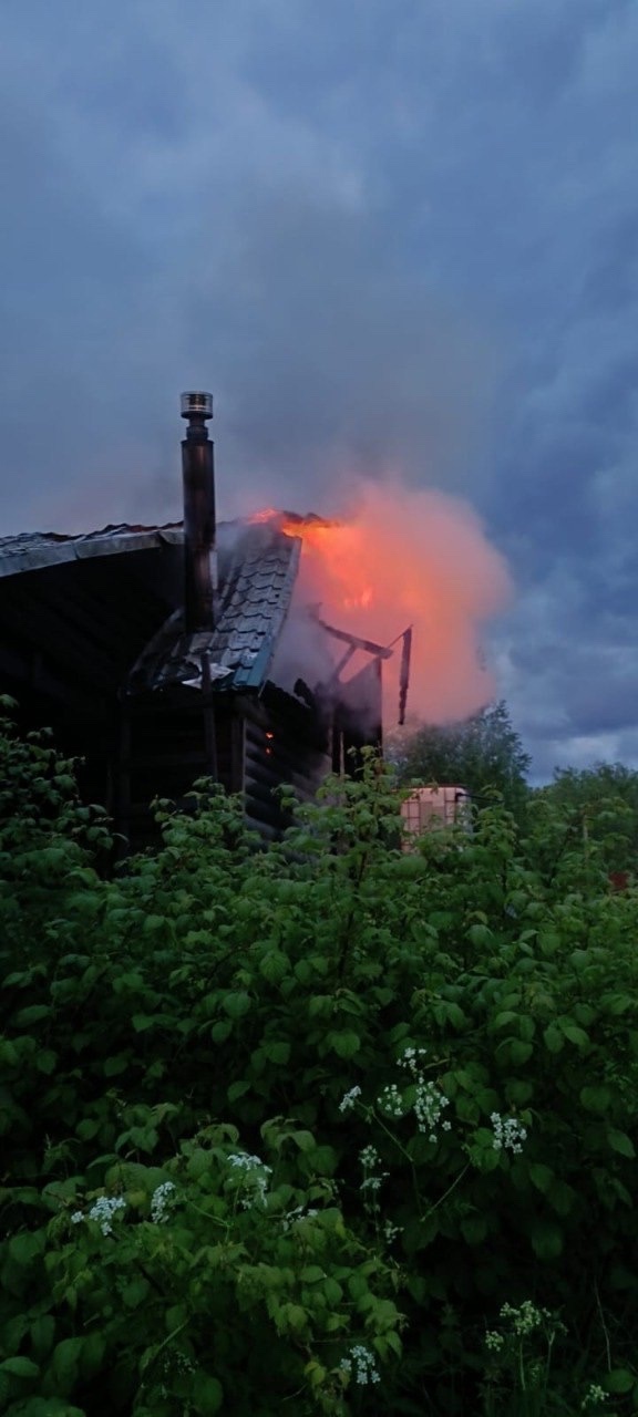 Двухэтажная дача сгорела в Карелии