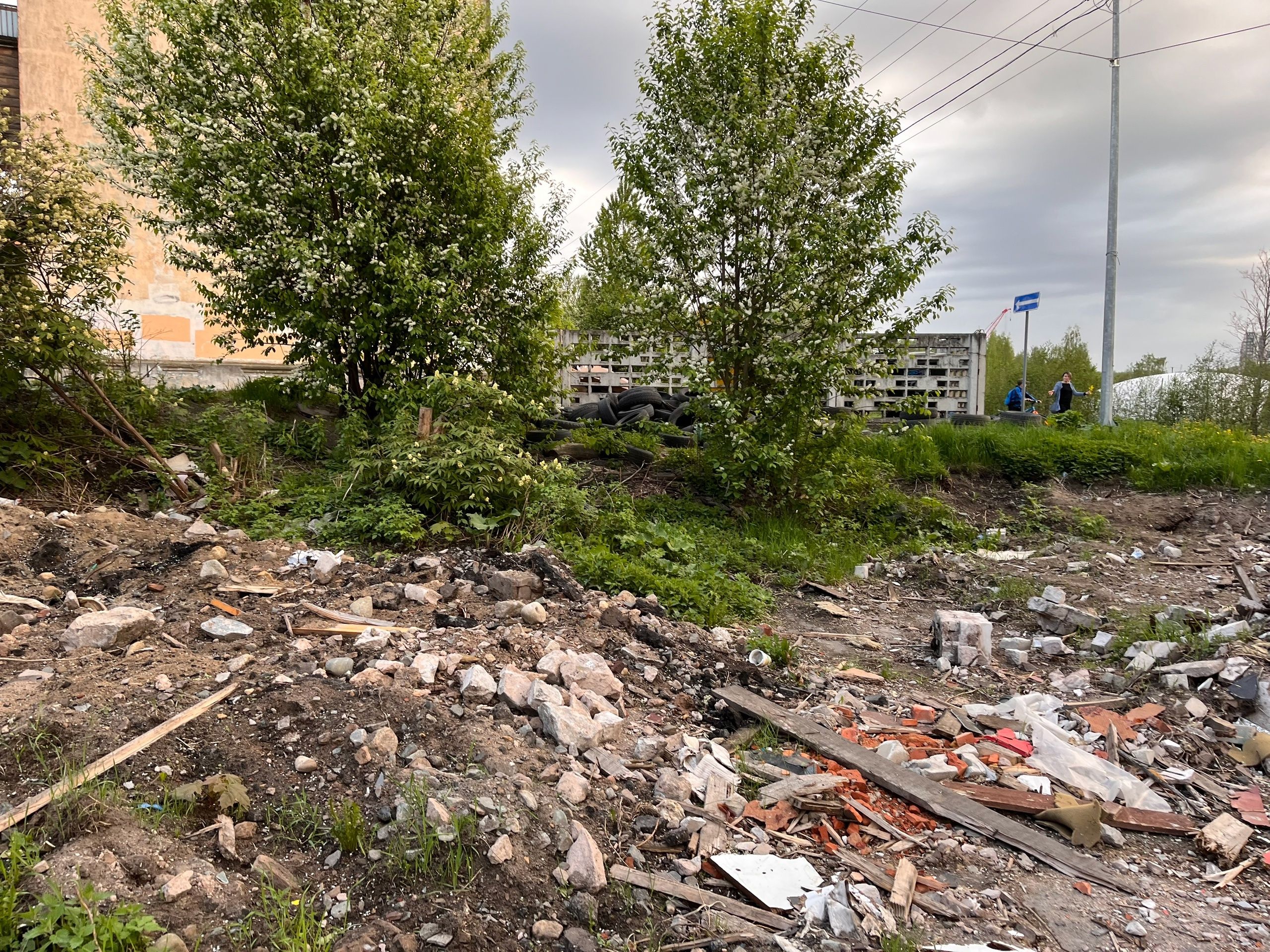 Горожане возмутились грудам мусора после сноса дома в Петрозаводске