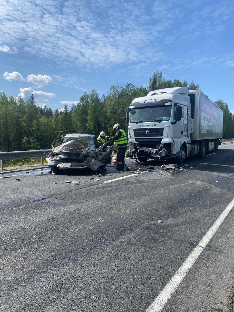Две полосы движения перекрыли из-за смертельной аварии в Карелии