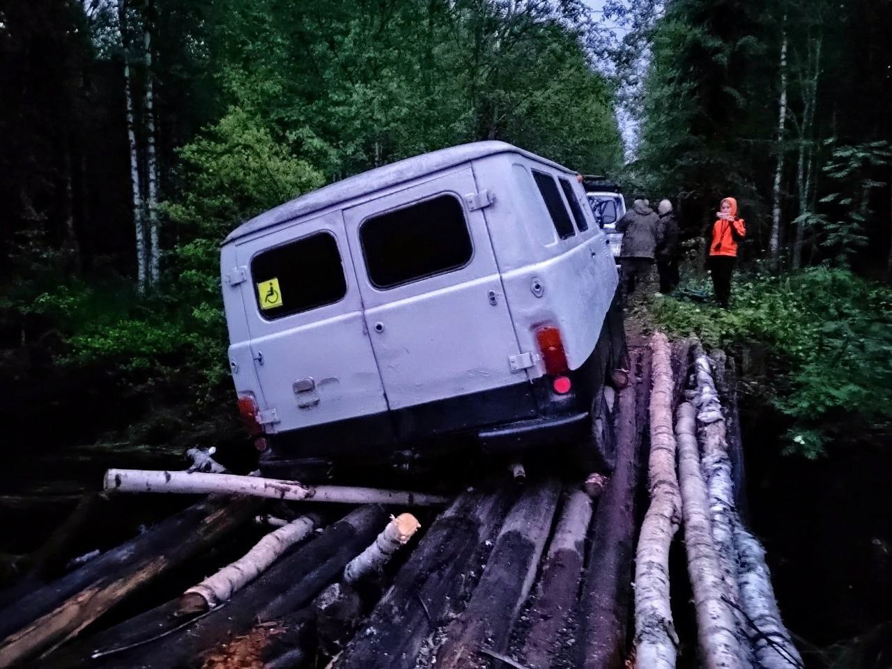 Машина провалилась в лесу, связи нет: волонтеры «ЛизыАлерт» Карелии спасли попавших в ловушку пенсионеров и подростка