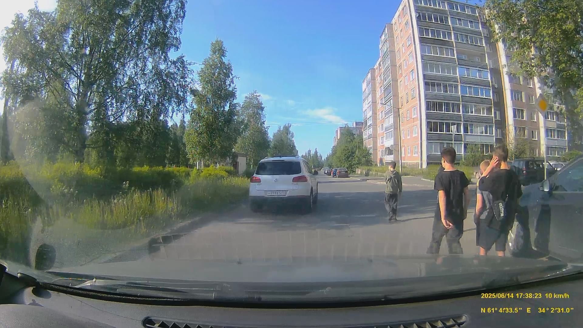 «Пешеходное путешествие» с угрозами: подростки штурмовали проезжую часть в Петрозаводске «Пешеходное путешествие» с угрозами: подростки штурмовали проезжую часть в Петрозаводске