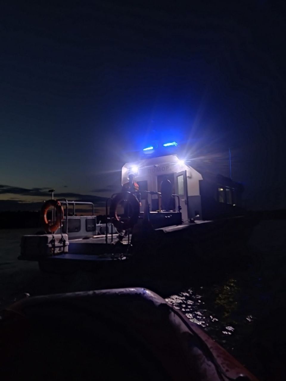 Катер с рыбаками получил пробоину и сел на мель в Онежском озере