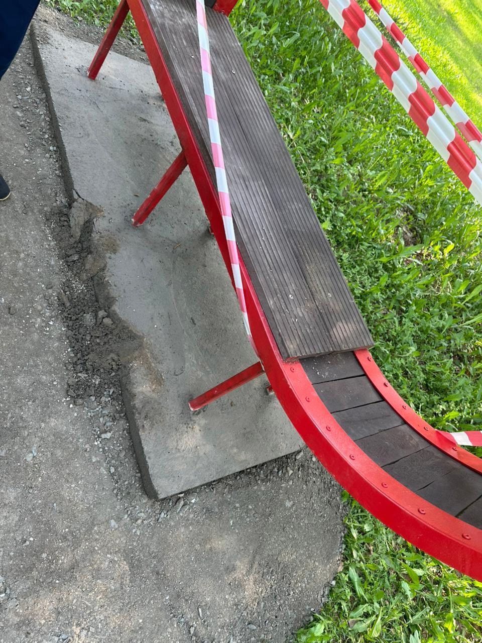 Летний сад  в Пудоже, который активно благоустраивают, уже начали портить нетерпеливые горожане