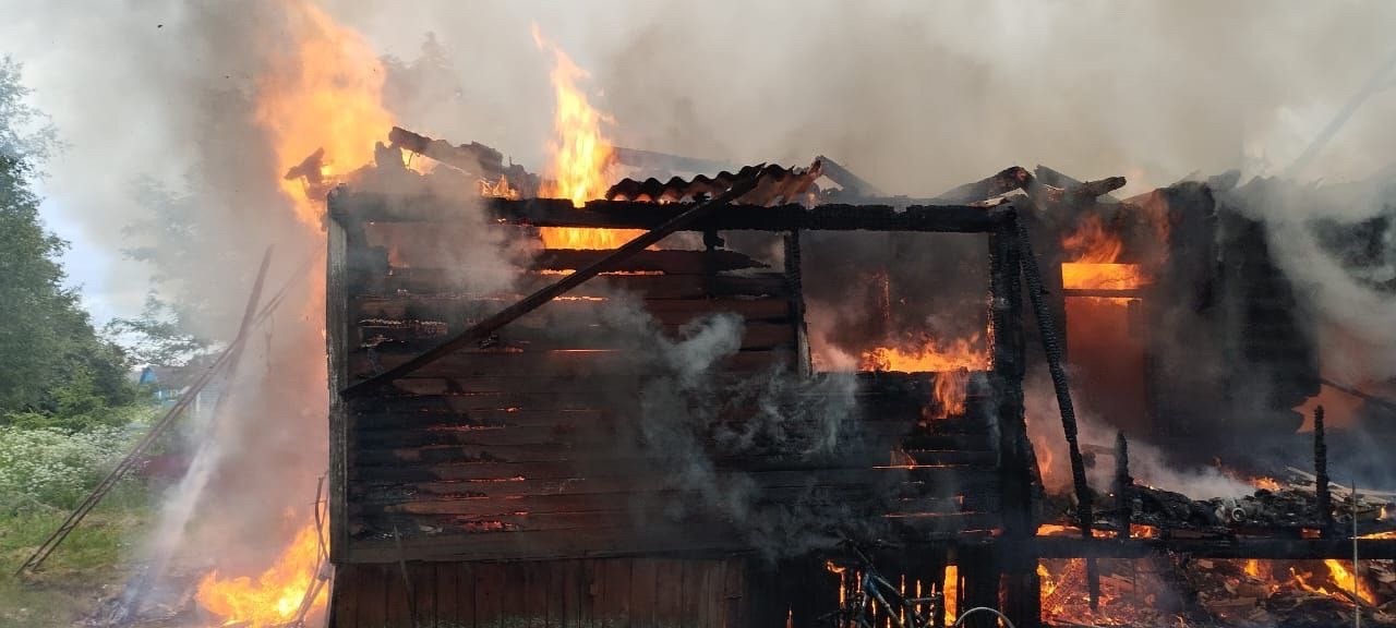 В страшном пожаре на юге Карелии погибли два человека, две женщины в больнице, двое детей спаслись