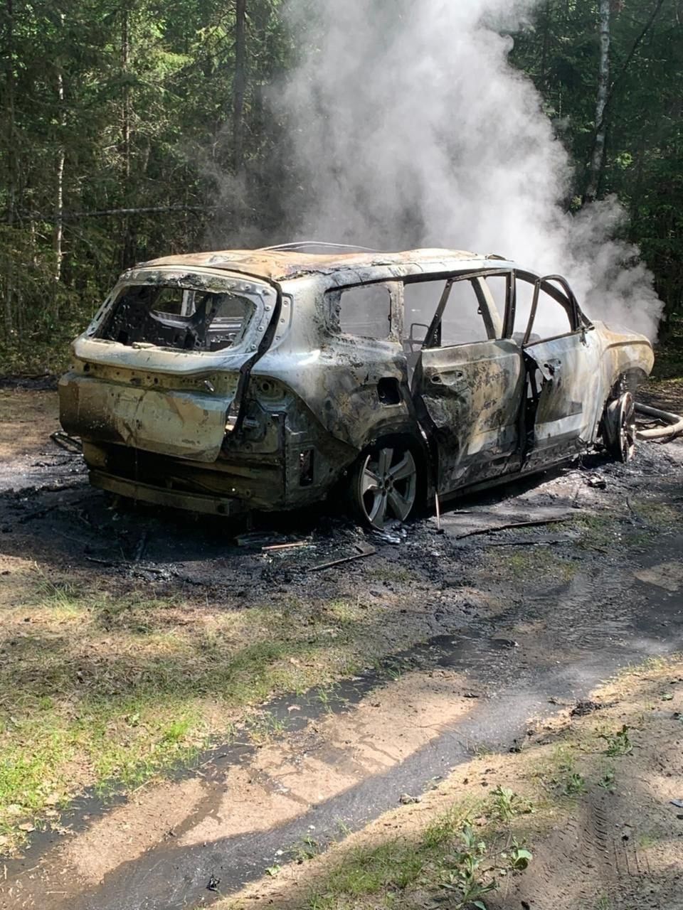 Автомобиль сгорел дотла у жителя Карелии, пока тот рыбачил