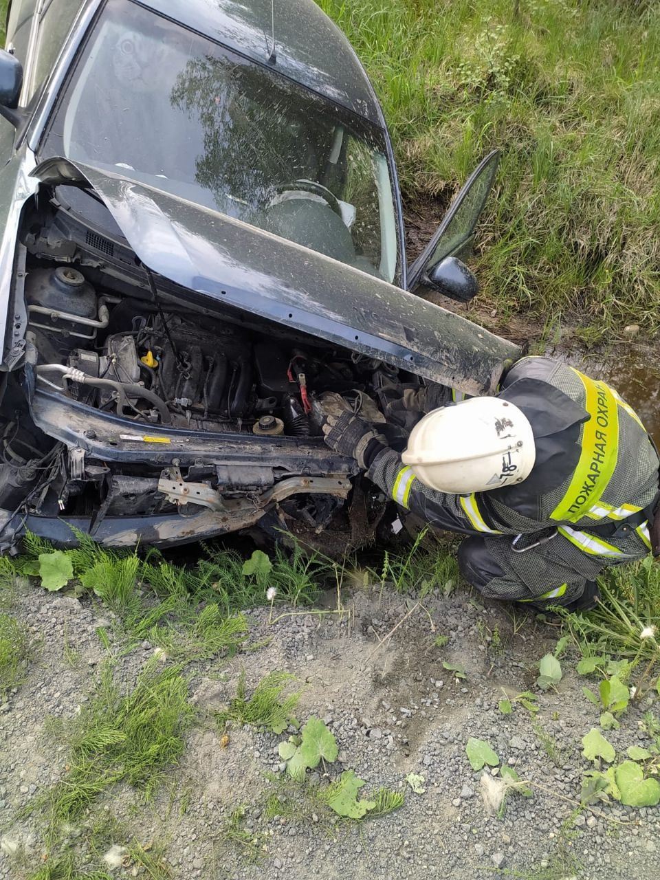 Автомобиль вылетел в кювет на автодороге в сторону Деревянного