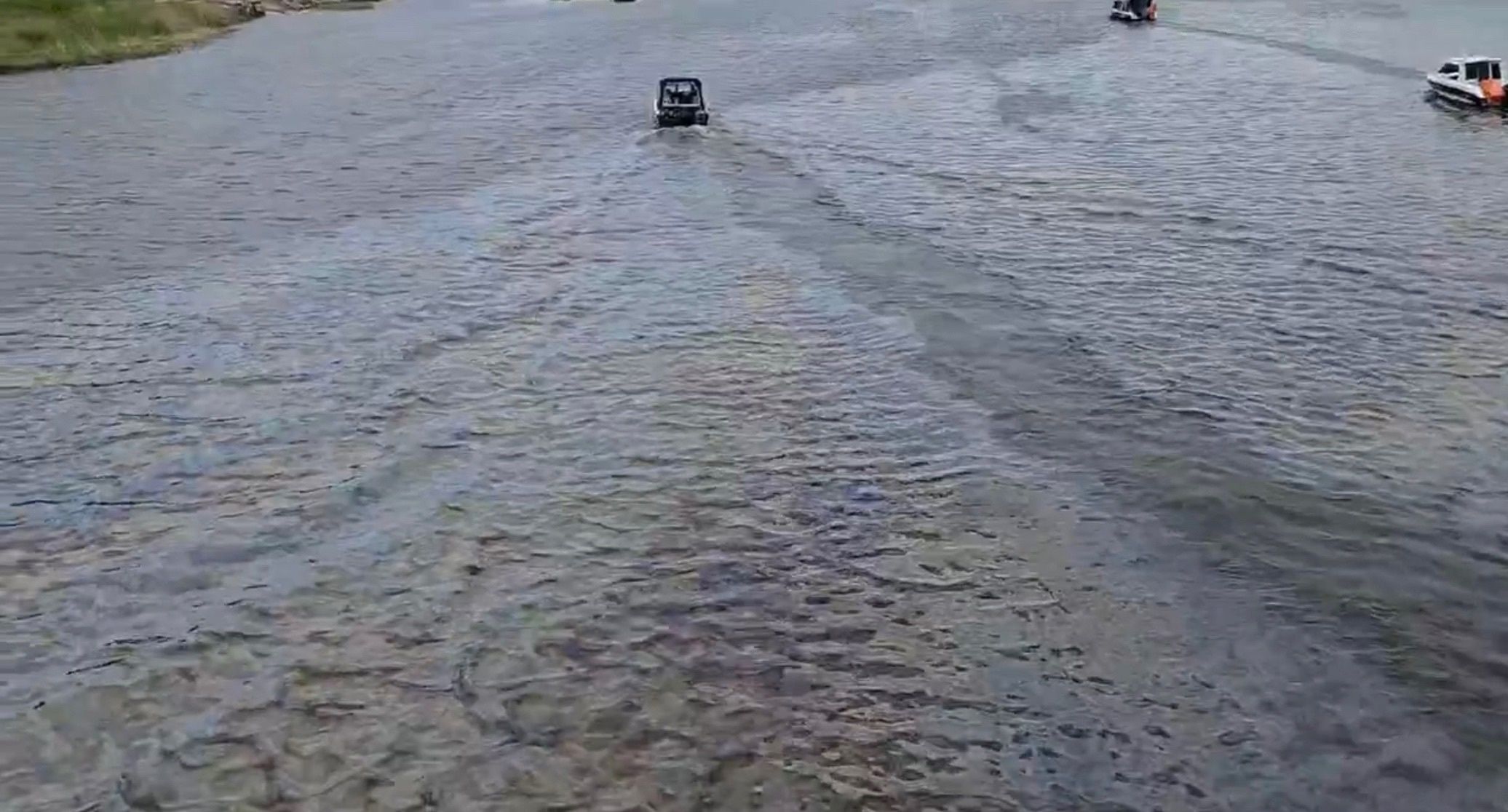 «Экологическая катастрофа»: залив в Сортавале стал бензиновым