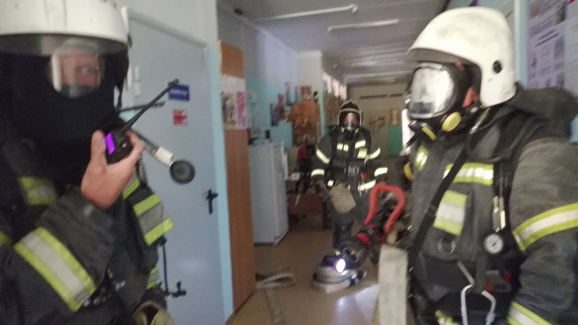 «Огонь отрезал выход, в комнатах могли остаться люди»: пожарные работали в стационаре на востоке Карелии (ФОТО)