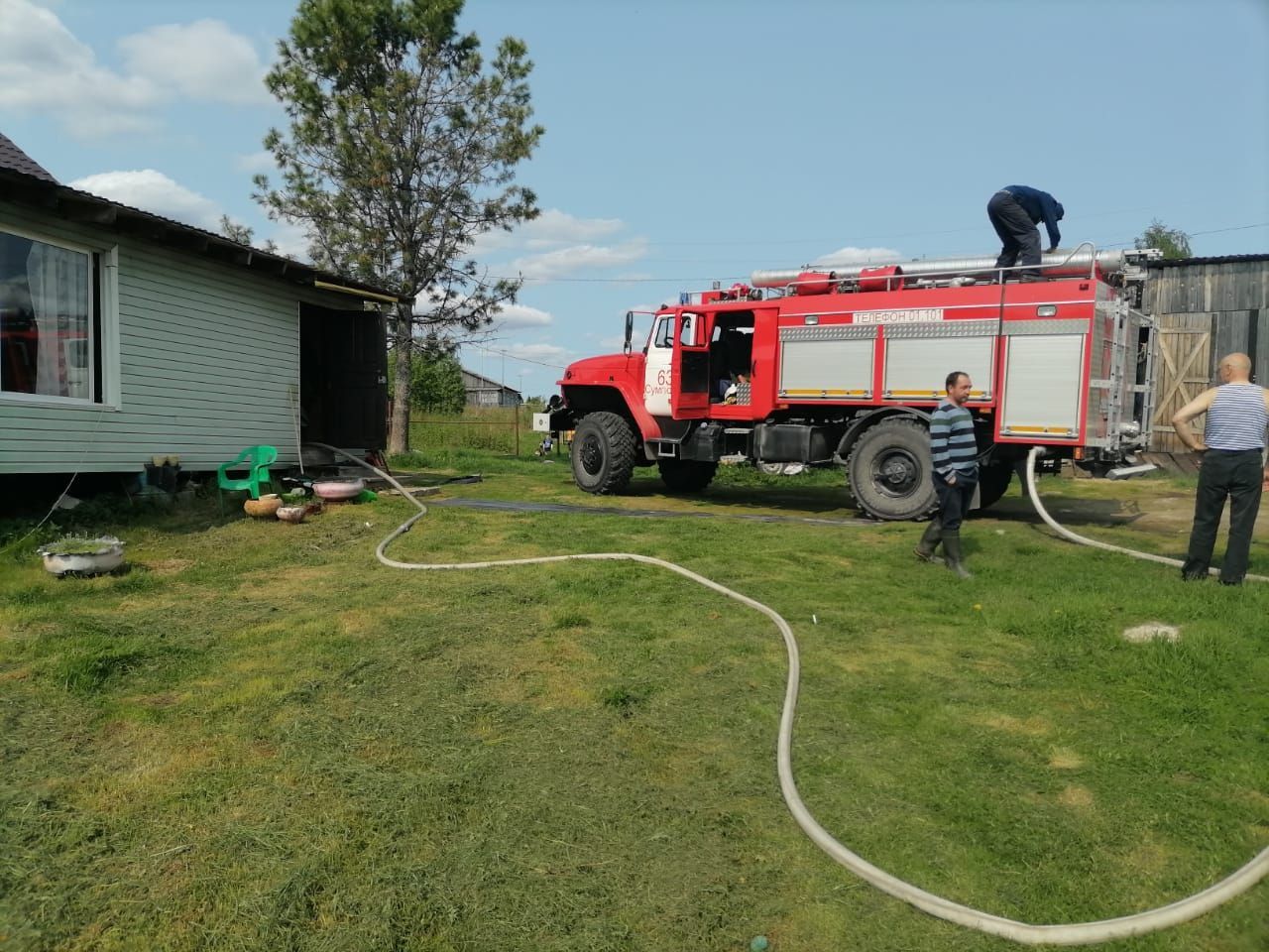 Огонь в доме на улице Школьная на севере Карелии потушили пожарные и местные добровольцы