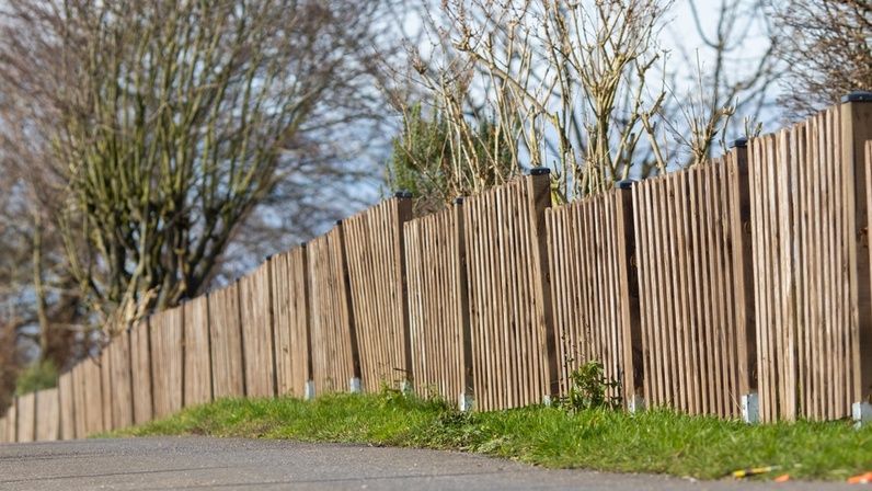 За установку глухих заборов на дачах могут штрафануть в России