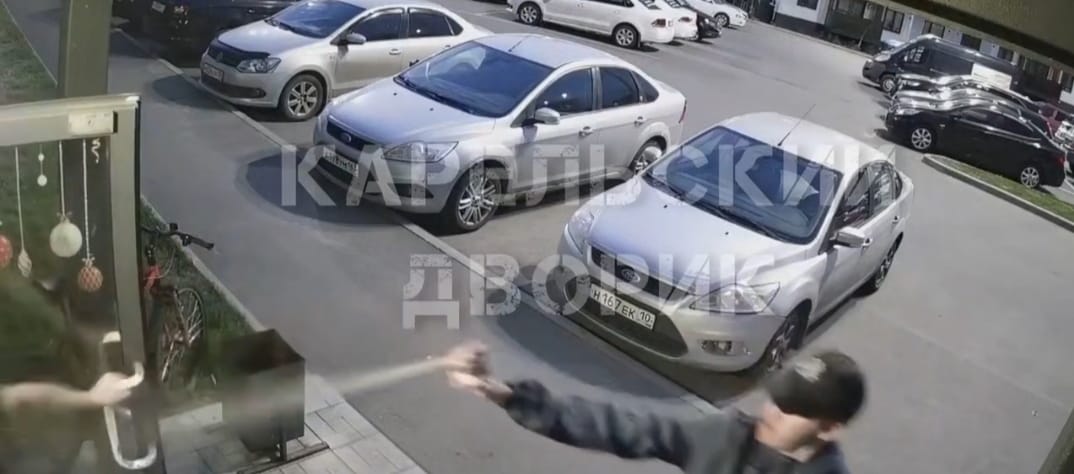 Неадекватный парень терроризировал подъезд в Петрозаводске