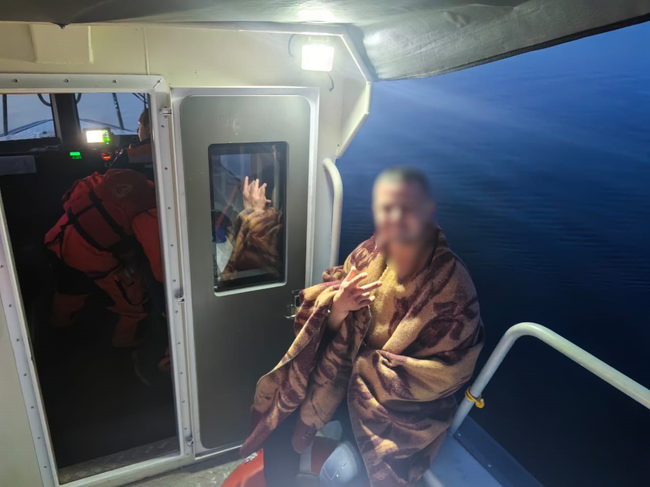 Спасатели провели удачную операцию по спасению людей на Онежском озере