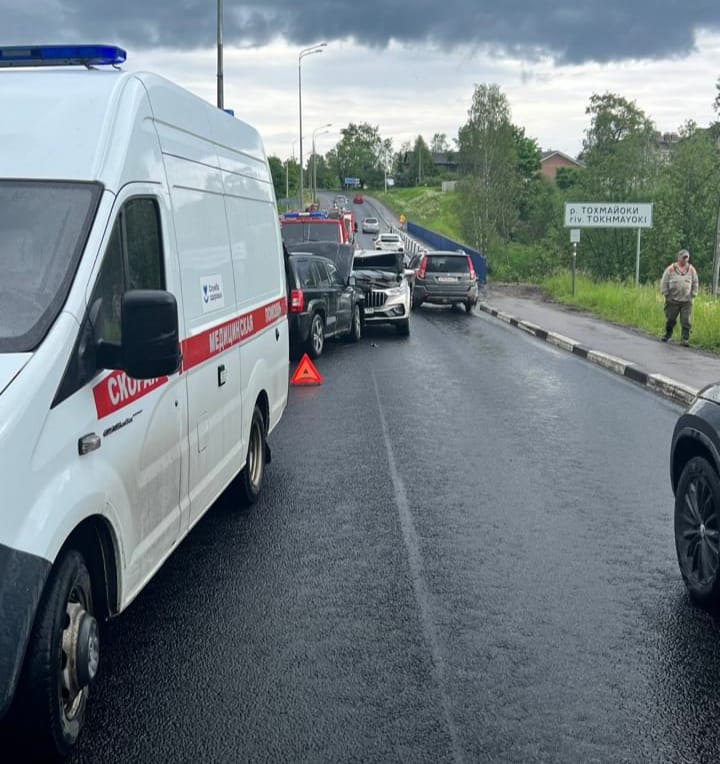 Огромная пробка образовалась на месте лобового столкновения автомобилей в поселке Хелюля
