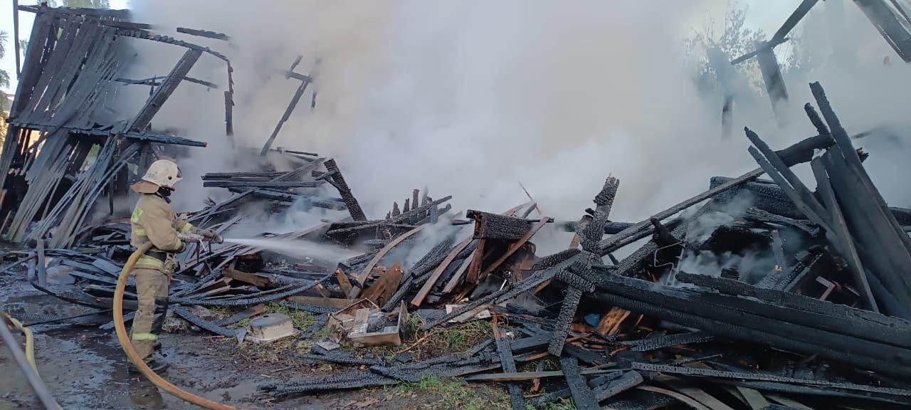 Страшный пожар в Беломорске повредил жилой дом, опору и участок линии электропередачи