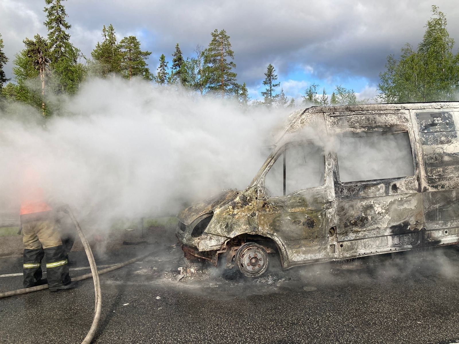 Автобус сгорел дотла на трассе «Кола» в Карелии
